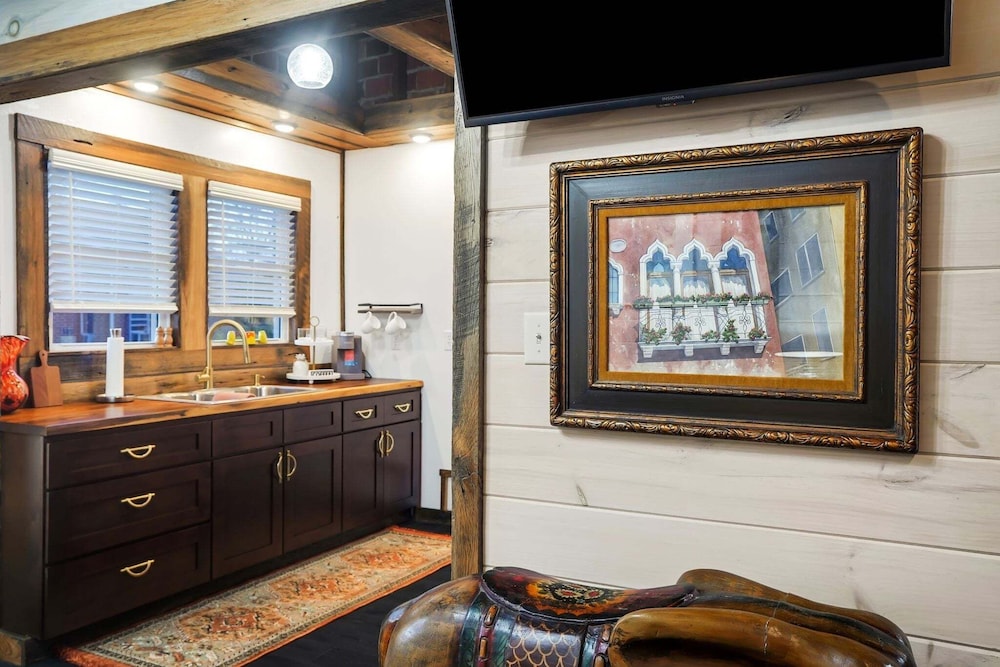 Mid Century Escape, Columbia House Unit C 1 Bedroom Apts
