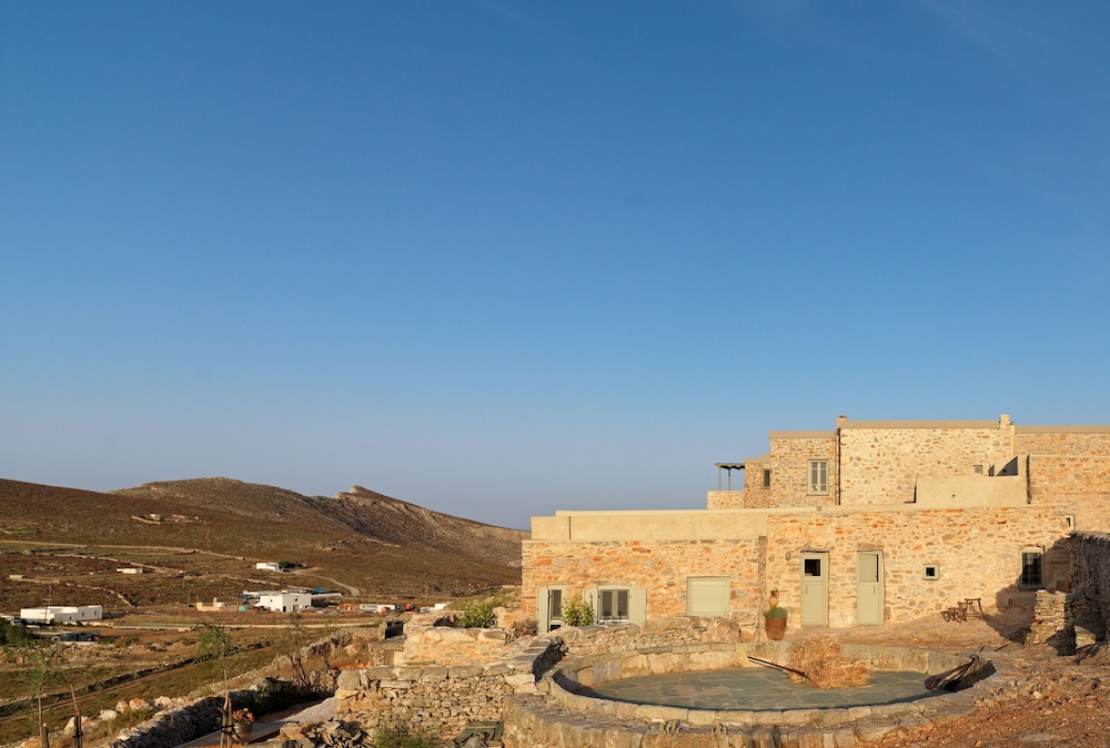 Themonies Luxury Suites photo 5