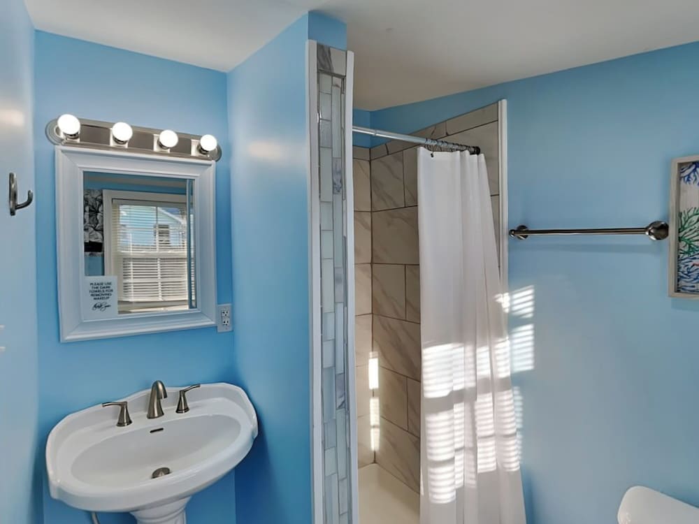 East Coast Ku'uipos Cottage by Carolina Retreats