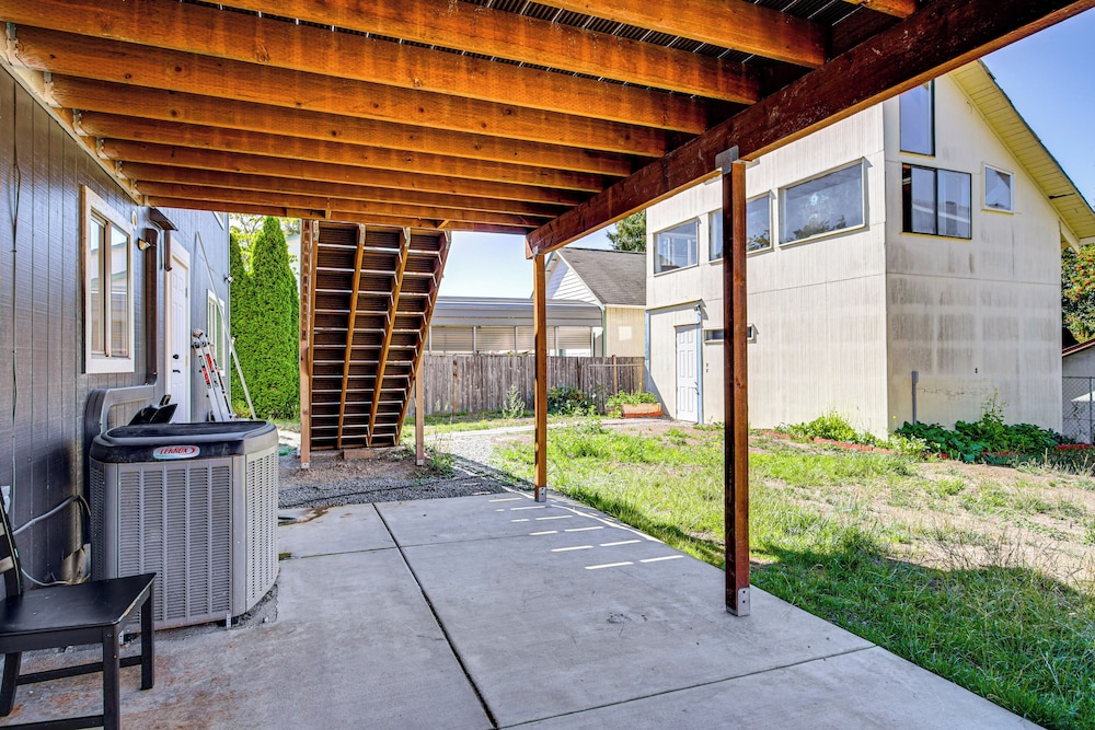 1 Mi to Puget Sound Shores: Modern Des Moines Apt!