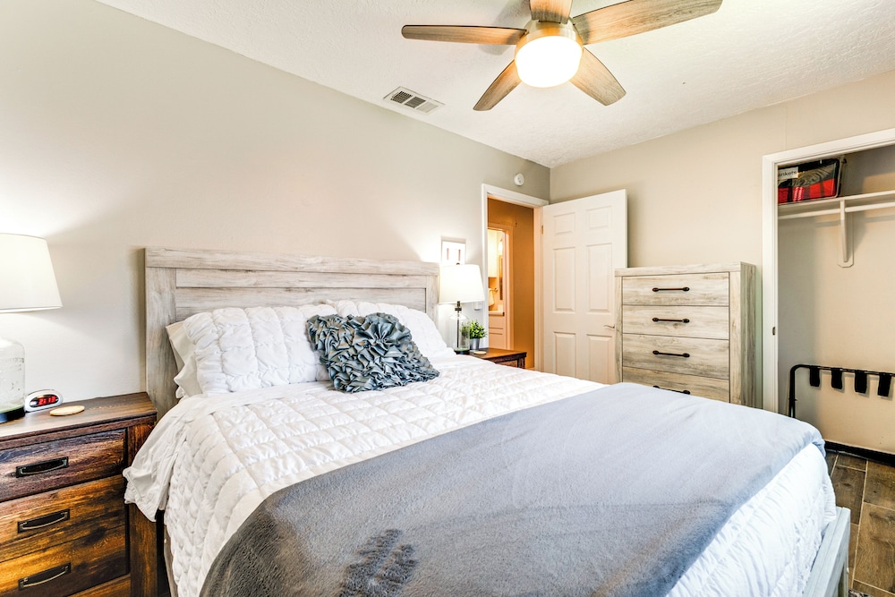 2 Mi to Texas A&m: Pet-friendly Duplex w/ Yard!