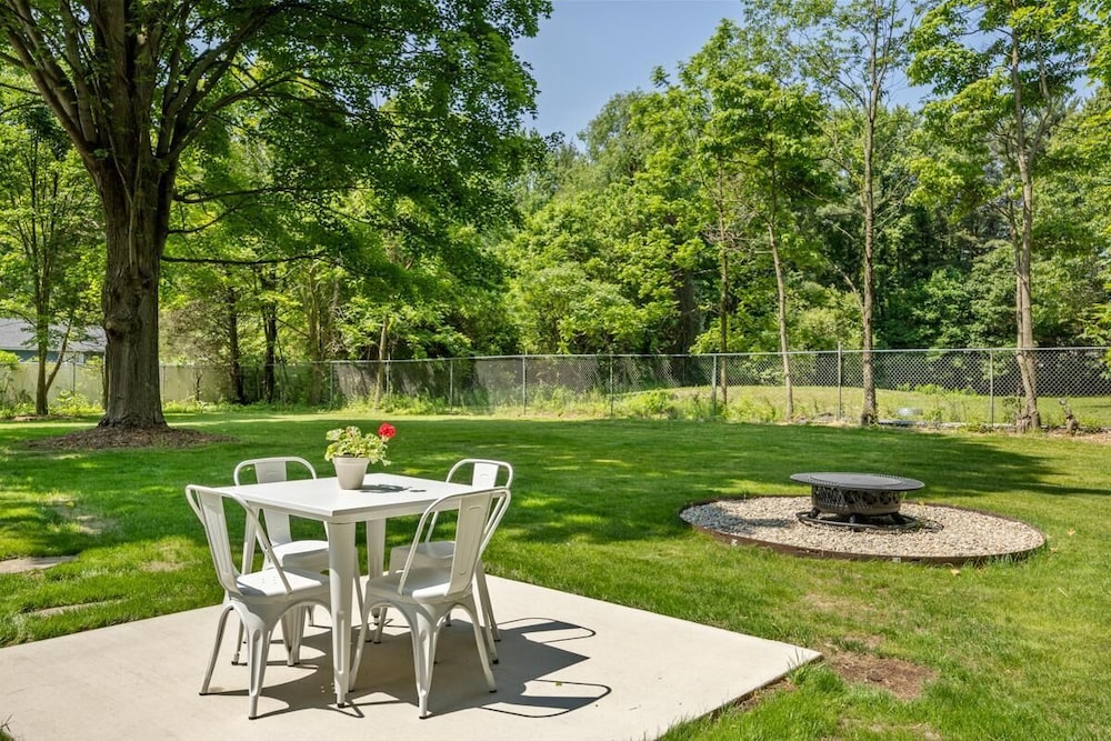 The Pines-pets,across From Ivy Center EC, Town!