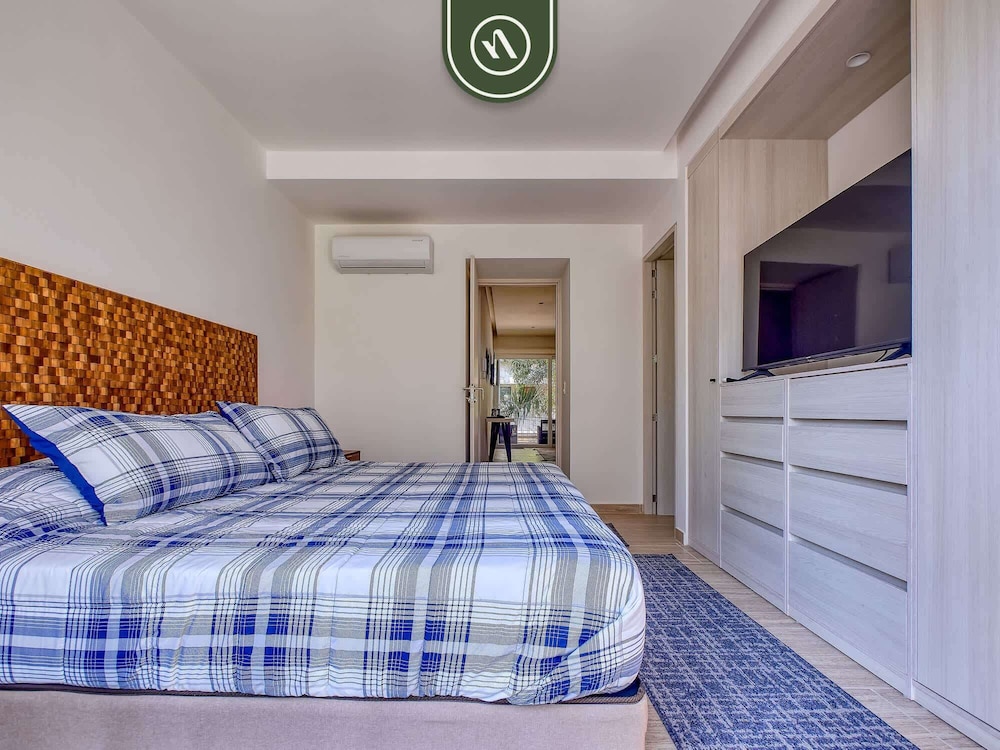 New 1 BR Condo - Oceanview Pool - 2 min to Beach
