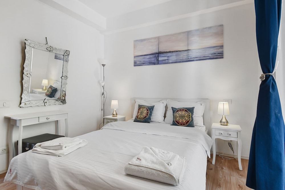 Bohemian Apartment with balconies view 3