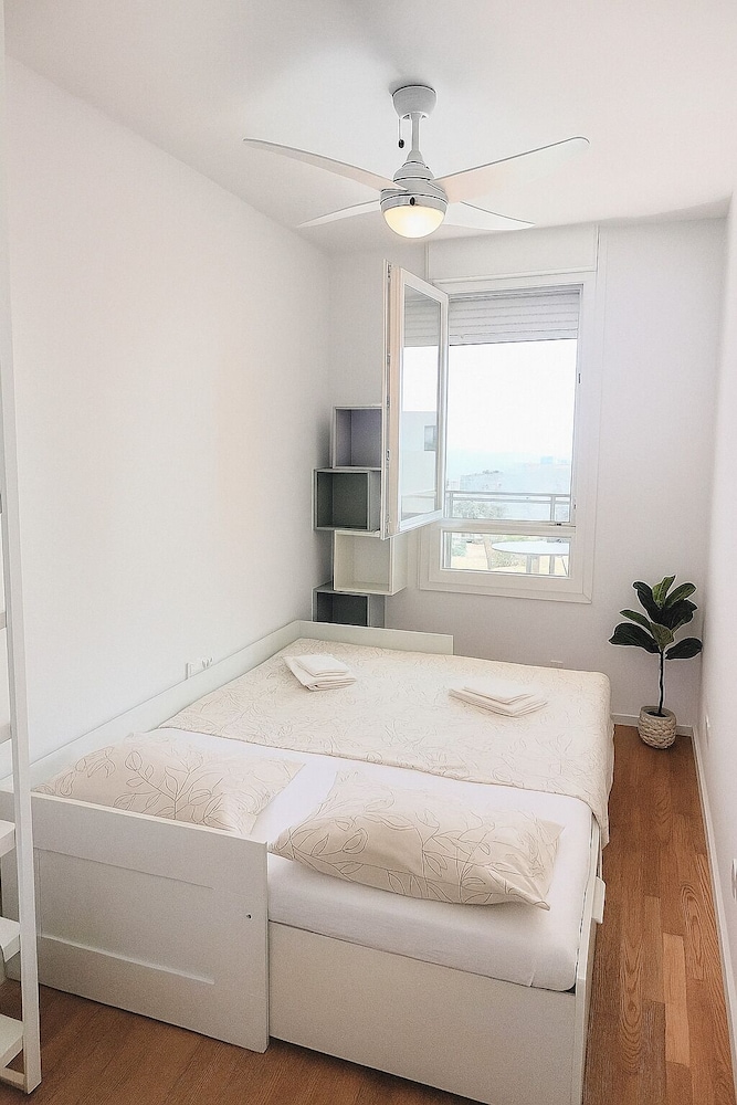 Mika's 2-Bedroom Seaview Flat & Parking