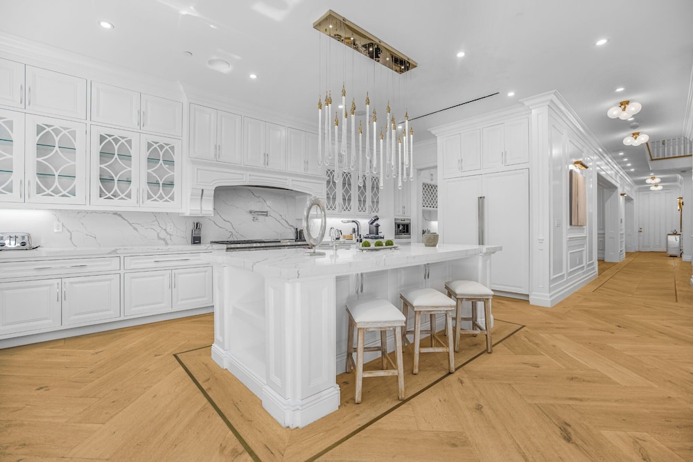 Spaulding Ave Farmhouse - Bespoke LA Home w/ Pool & Home Theater