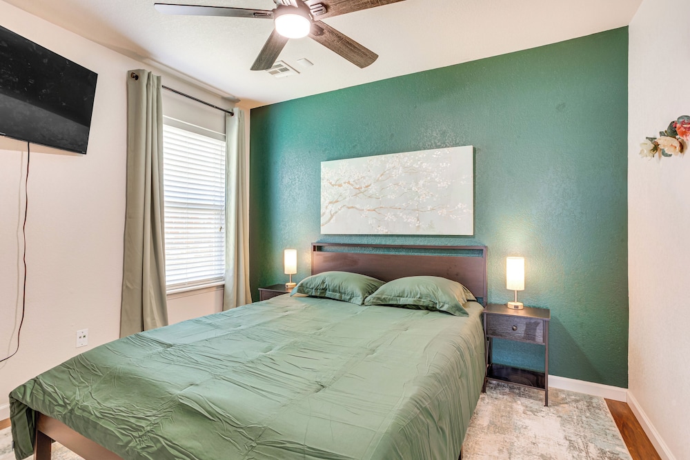 14 Mi to Dtwn Okc: Edmond Gem w/ Fenced Yard!
