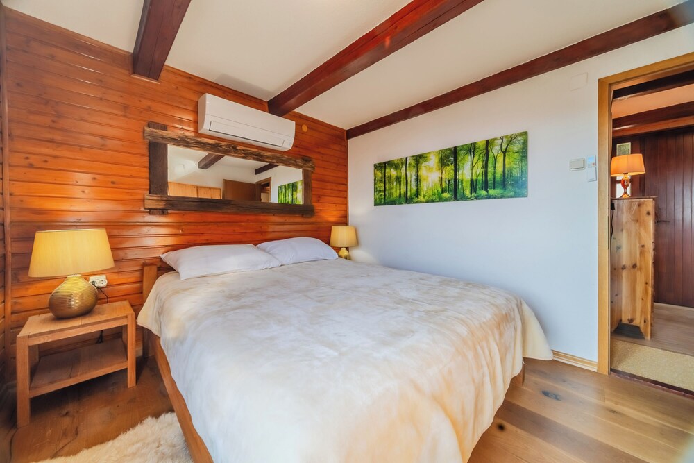 Hilltop Panorama Chalet