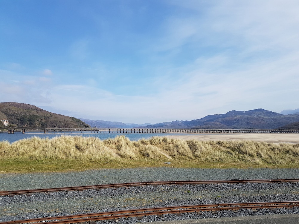 48 Glan Y Mor