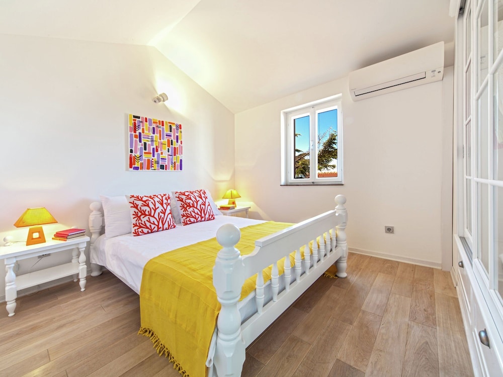 Charming Villa With Private Swimming Pool in Dalmatia view 4