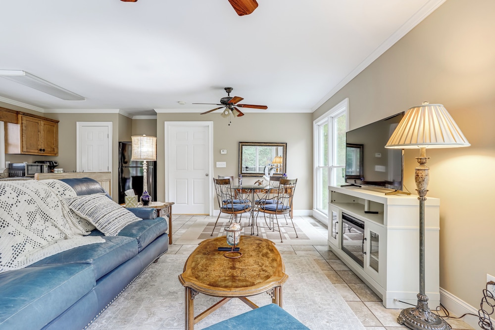 8 Mi to Lake Lanier: Guest House in Buford!