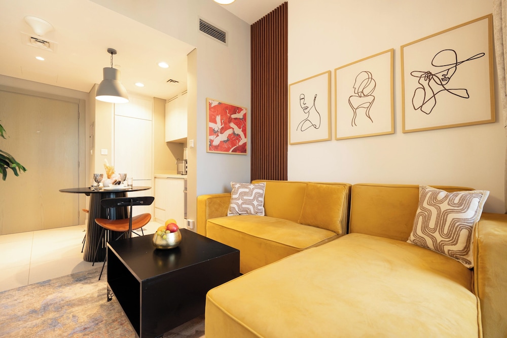 Lake-View 1BR Retreat in Business Bay