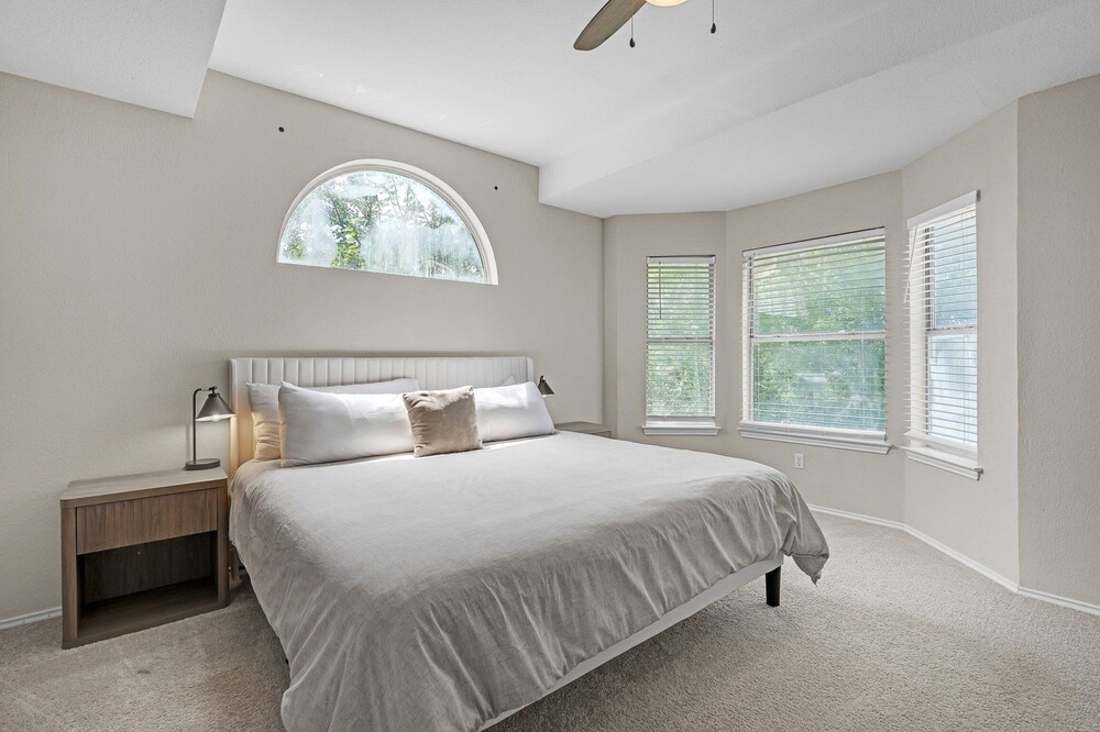 Modern 4br Gem Chic Comfort In Austin 4 Bedroom Home