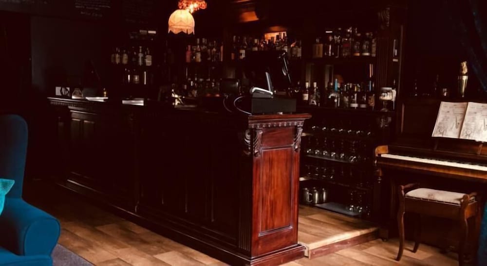 Gin Lounge Rooms