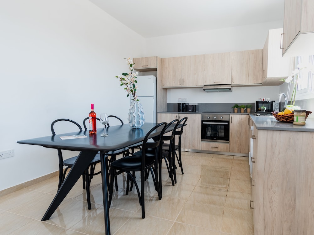 Sanders White Mountains - Pleasant Villa With Pool view 4