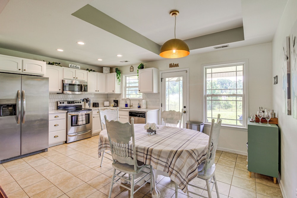13 Mi to Chattanooga: Family Home w/ Backyard!