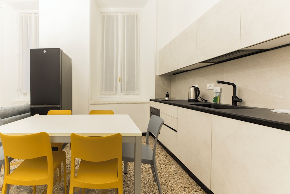Airy 5BR Flat with Balcony - Old Town