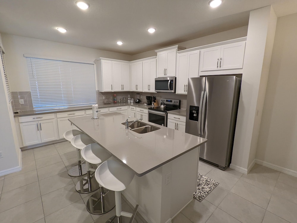 2194 FMP - Solara - Luxury 4 Bed Private Pool view 5