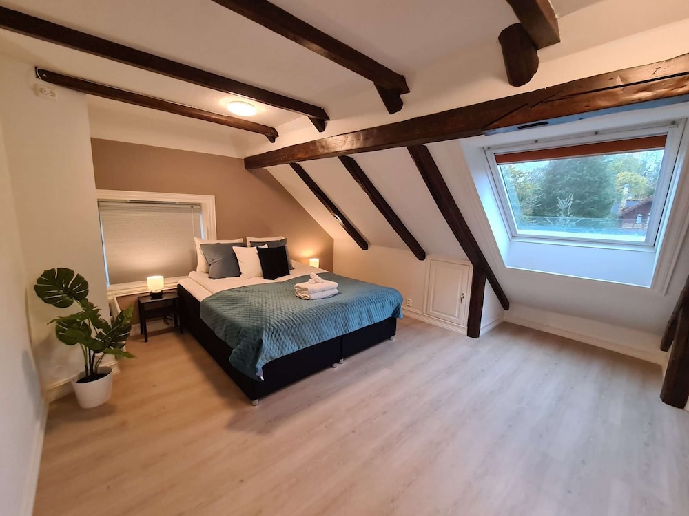 Spacious And Modern 3-bedroom Near Center, Free Parking view 4