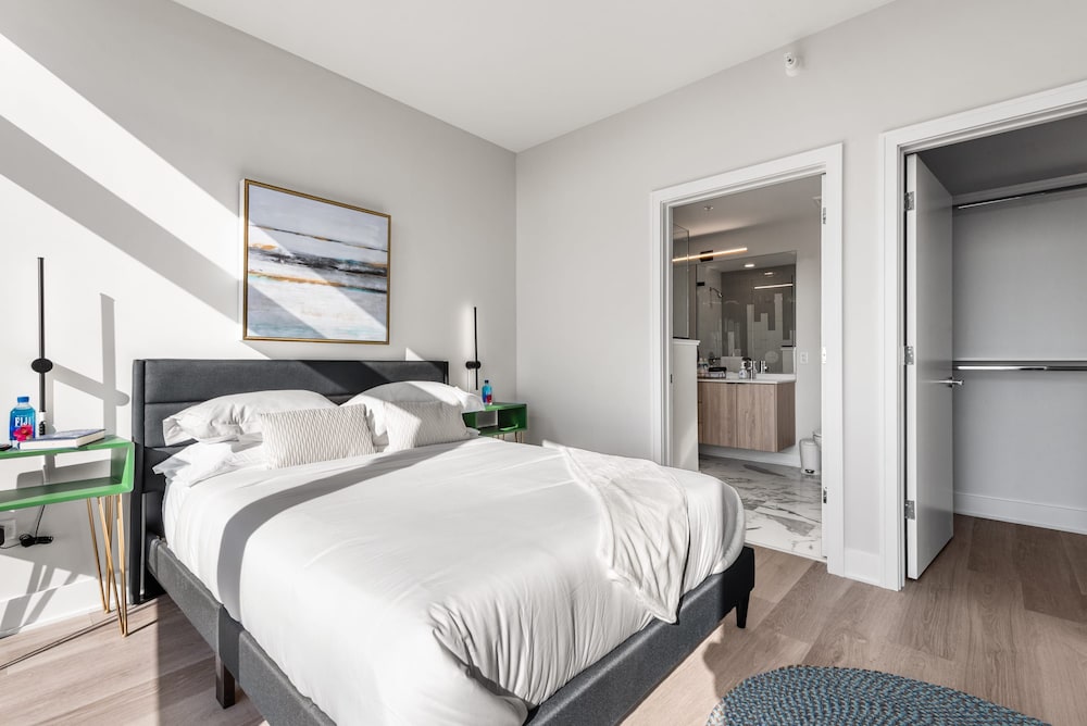 West Loop 3x 2BR Walk to Dining Gym Terrace