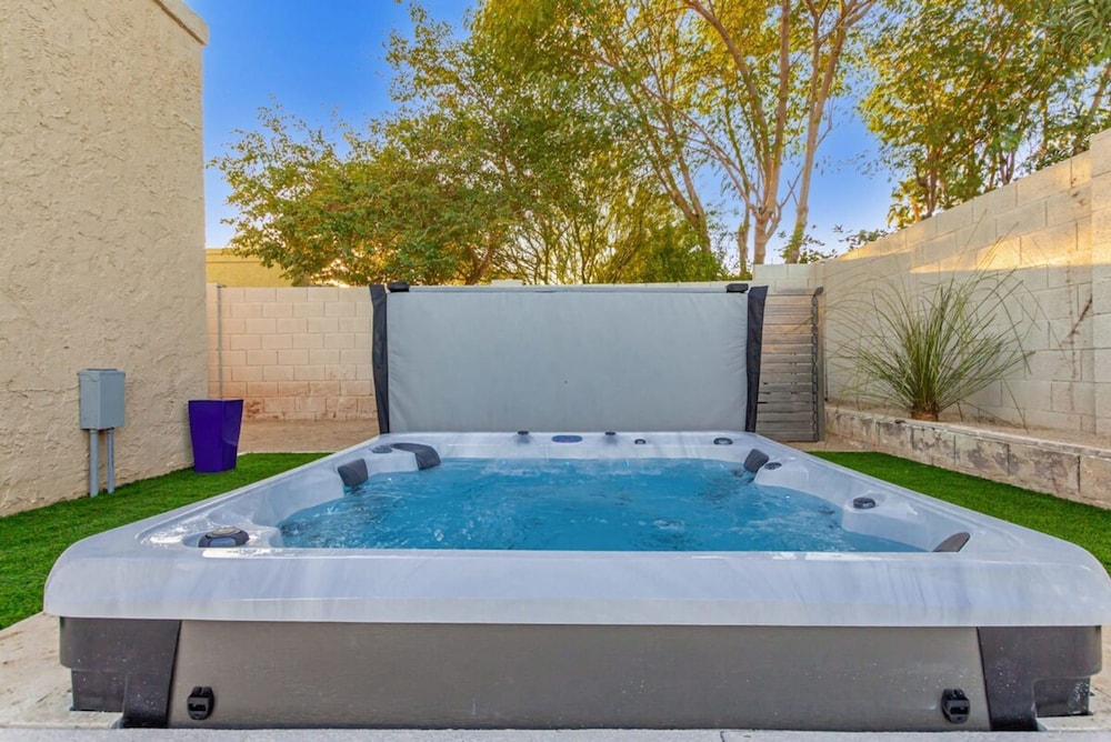 Executive Retreat Pool Spa AZ Canal Trail BBQ