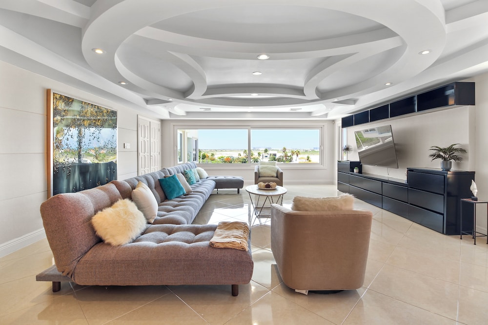 Sun & Moon Luxury 4-bedroom Villa