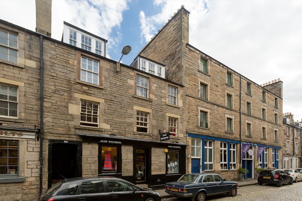 401 Chic and Cosy 2 Bedroom Apartment Just Minutes Away From George Street and Princes Street view 2