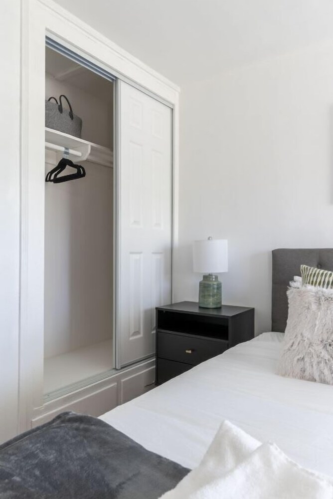 Charming Spacious Home - Modern Comforts, Prime Location