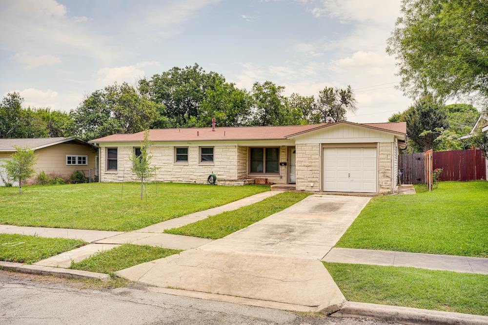 Spacious Yard: Pet-friendly Home in San Antonio! view 4