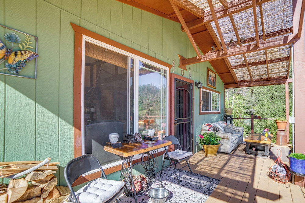 Hot Tub + Fire Pit: Secluded Dos Rios Escape!