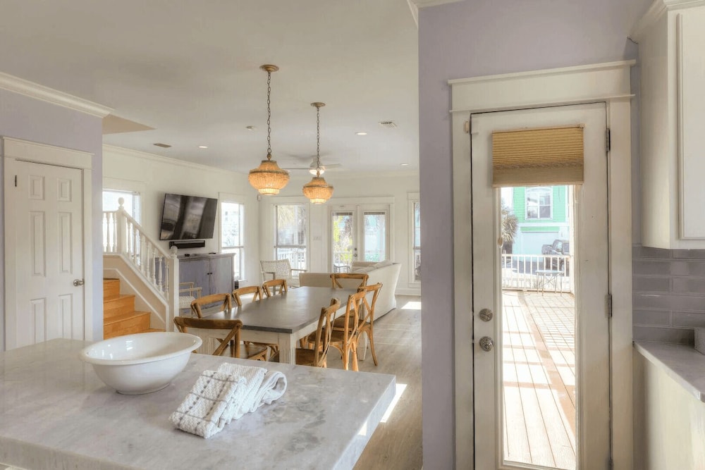 Holiday House by Avantstay Oceanview, Steps to Beach