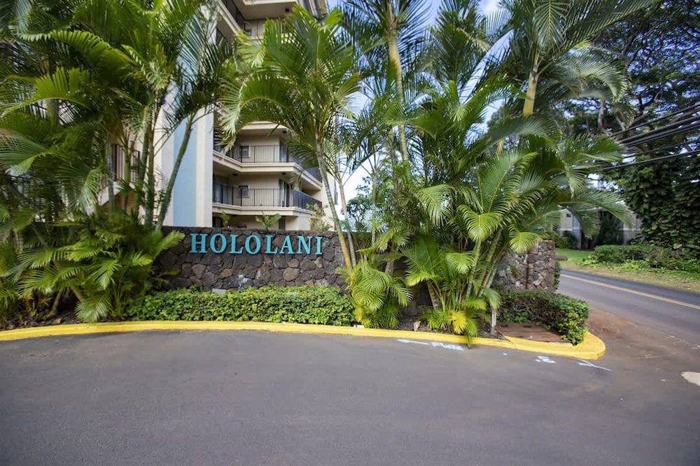 Spacious Oceanfront Hideaway Ground-level Paradise