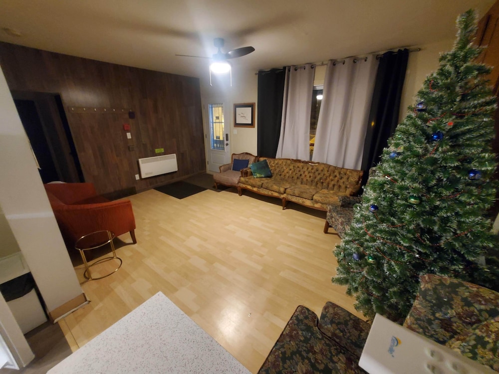 Levis Vacations - Auberge Jeunesse LouLou's Backpacker Hostel - Property Image 5