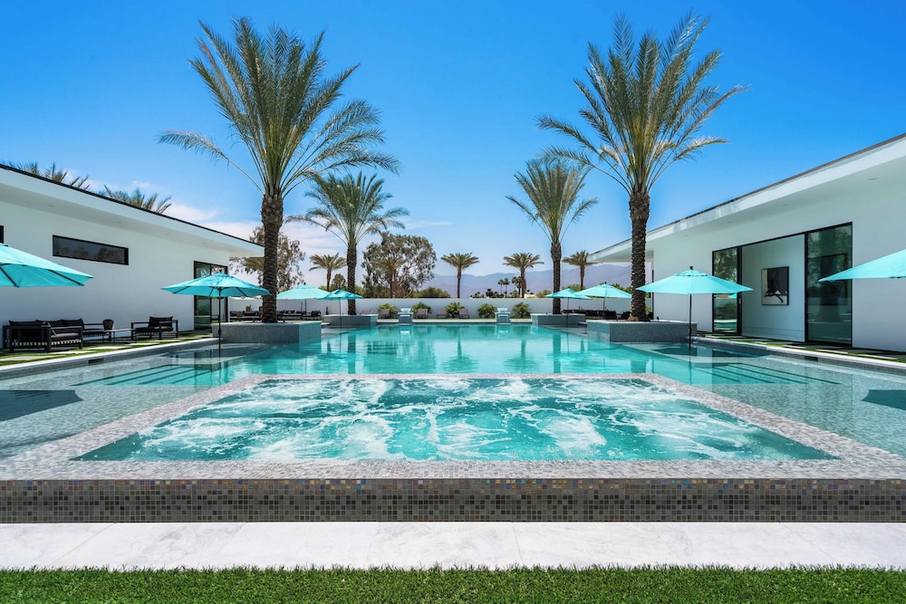 Sleeps 26 Pool, Hot Tub, Pickleball & Putting Green Bravo Villa #12 by Avantstay