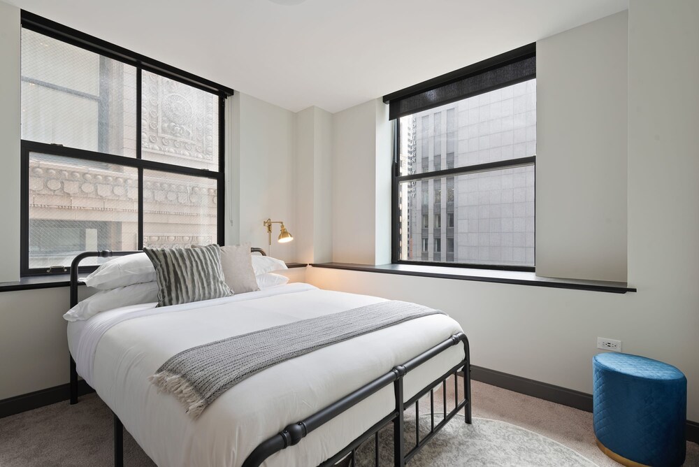 Urban Retreat 2BR Resort Amenities Downtown