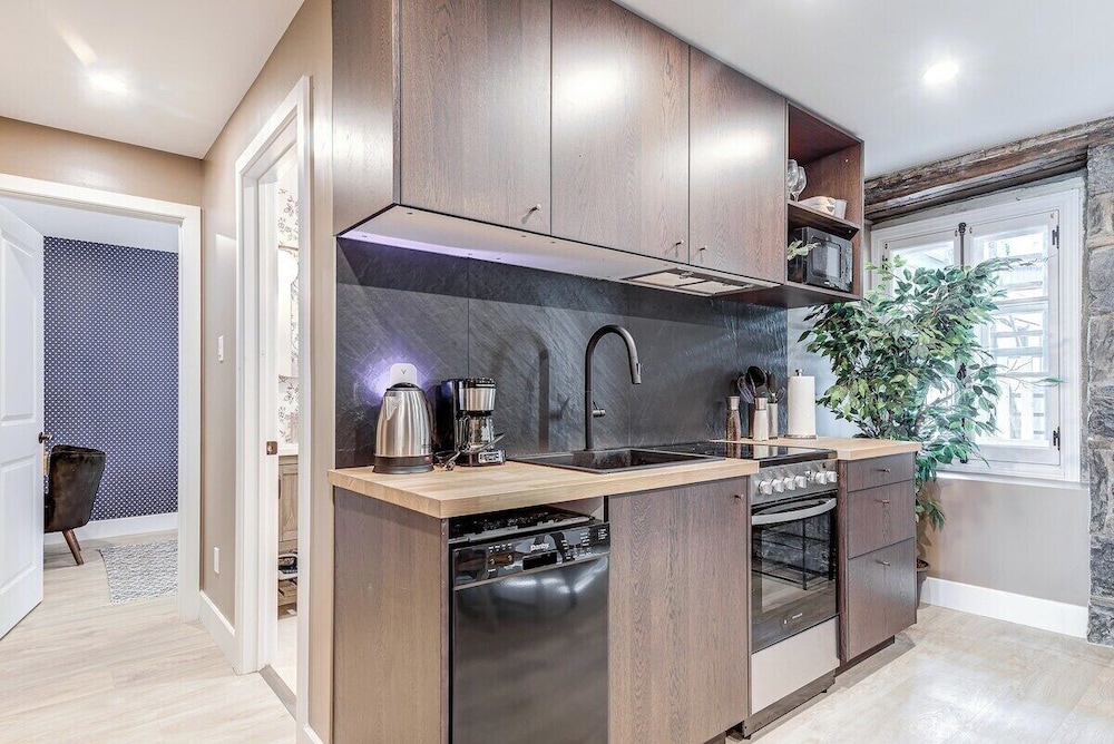 Beautiful Vieux Quebec 2 Bed Apt