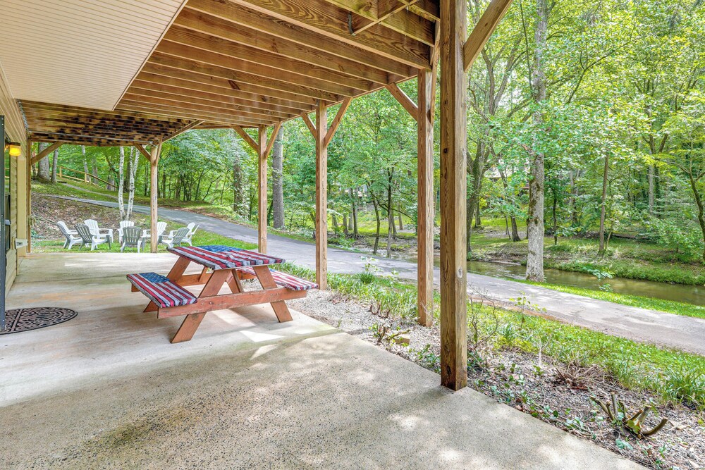 5 Mi to Dtwn Hiawassee: Creek-front Home w/ Deck