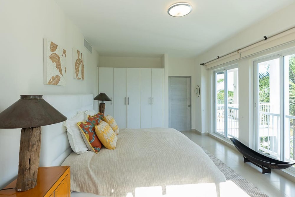 The Beach-front Condo by Acomodo Long Stay Only