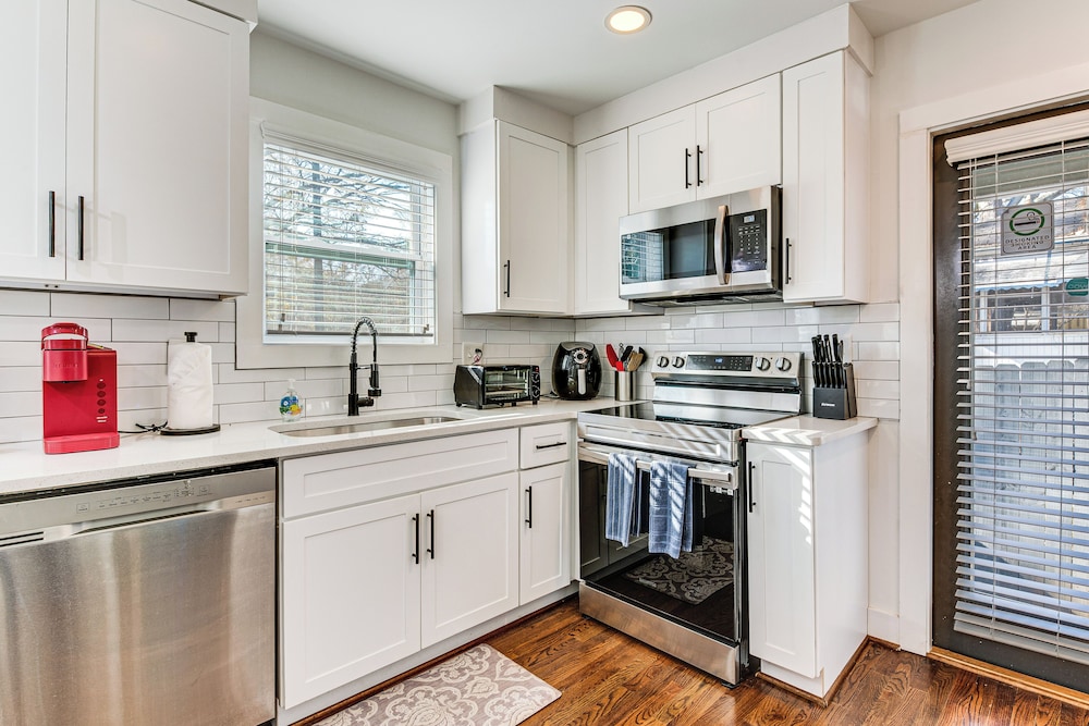 7 Mi to Dtwn Atlanta! Lovely Home w/ Backyard