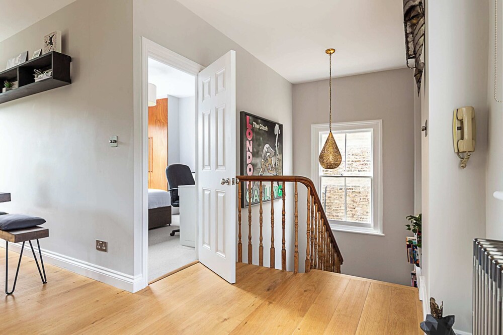 Rustic and Contemporary Haven in Brixton