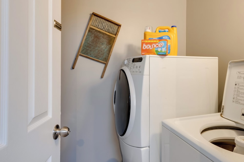 Walk to Main Avenue: Cozy Unit in Warrenton