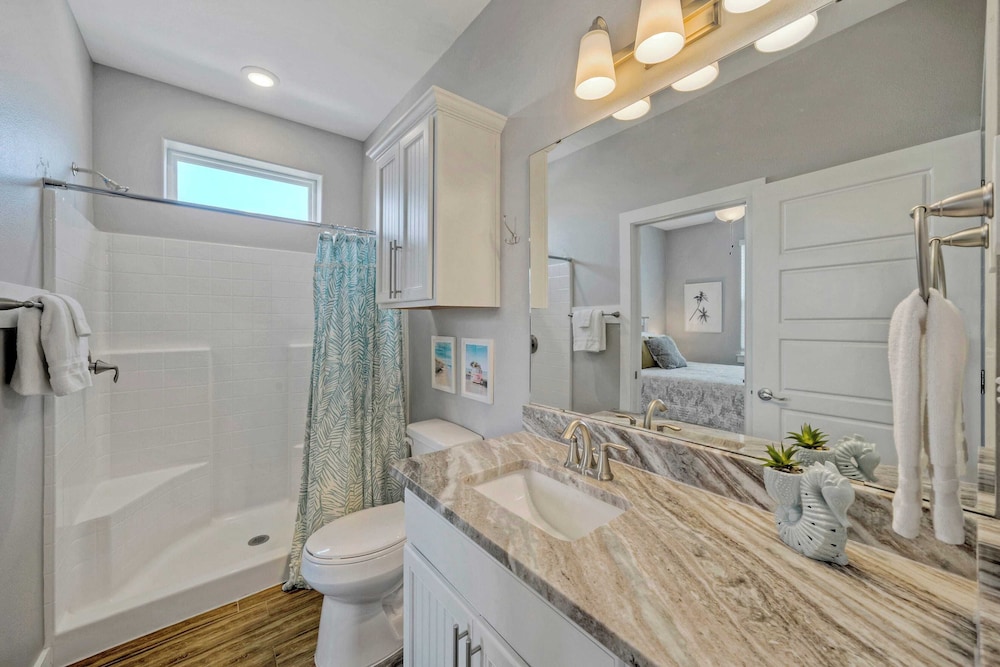 Sleeps 33! 4 Condos, Walk to the Beach, Resort-style Pool, Endless Summer Resort