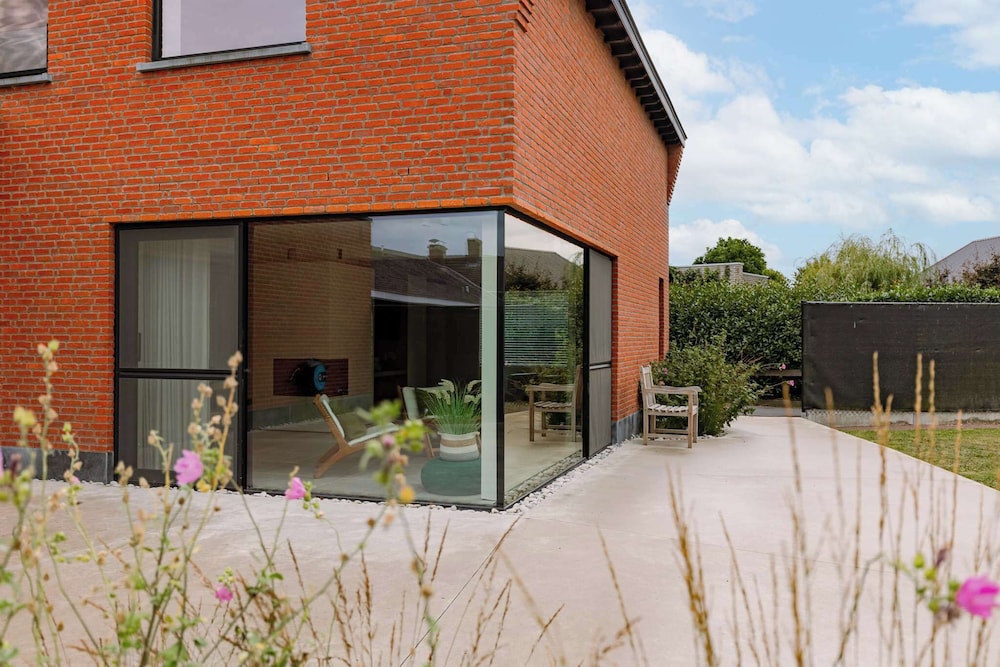Charming Chic Stay With Garden Views Parking