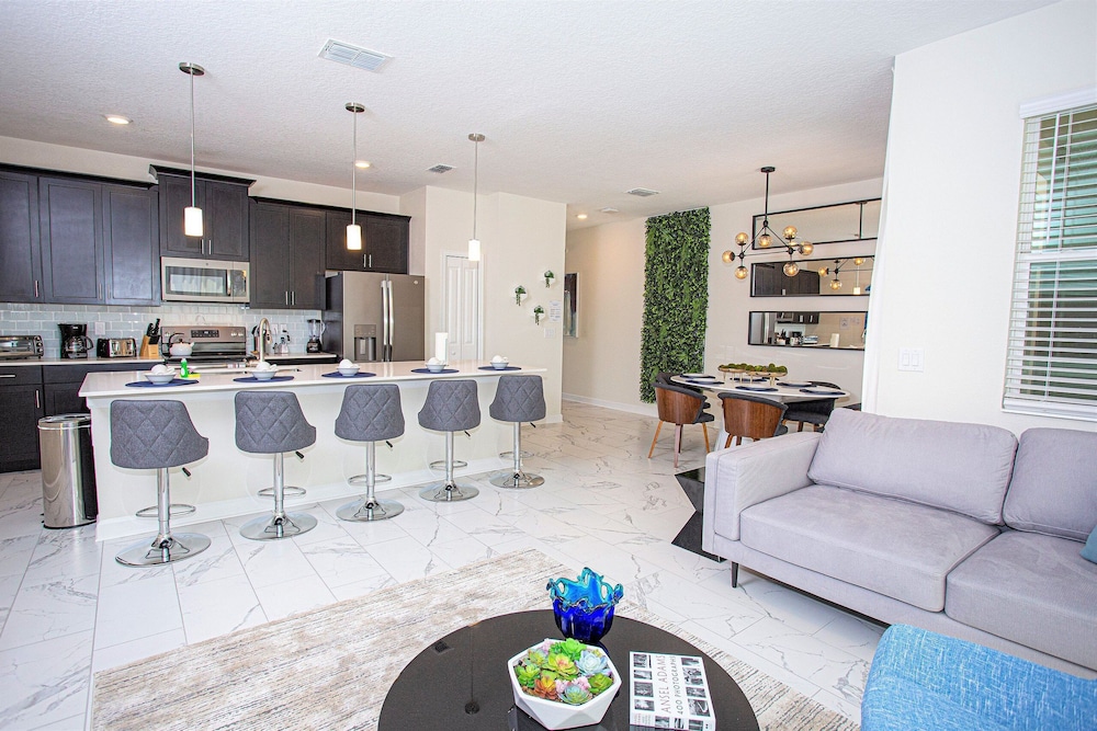 396 - 4bd/3ba Luxurious Homechampions Gate Resort