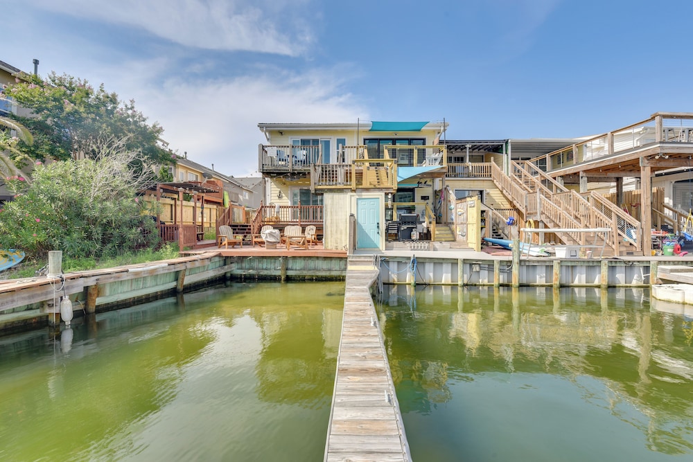 Boat, Fish & Walk to Beach: Waterfront Destin Gem!