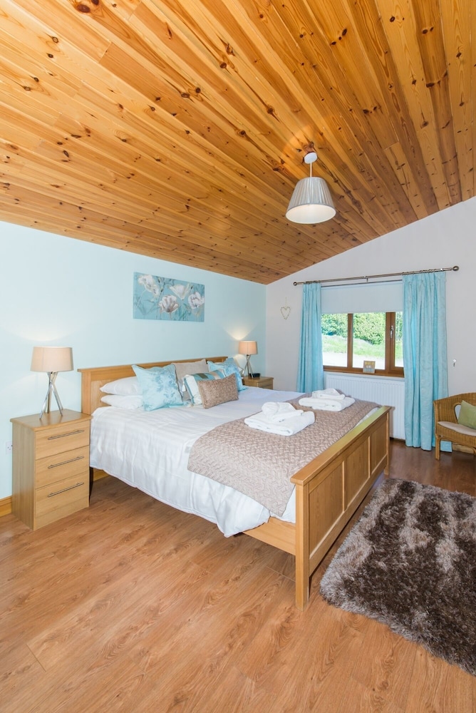 Kingfisher Lodge With Hot Tub Near Cupar, Fife view 4