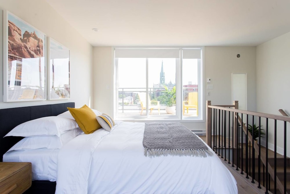 Spectacular and Modern Little Italy Penthouse - Image 2