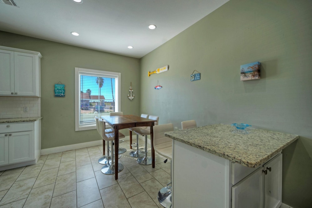 Ridley Retreat Community Pool Mins to the Beach Corpus Christi Port A