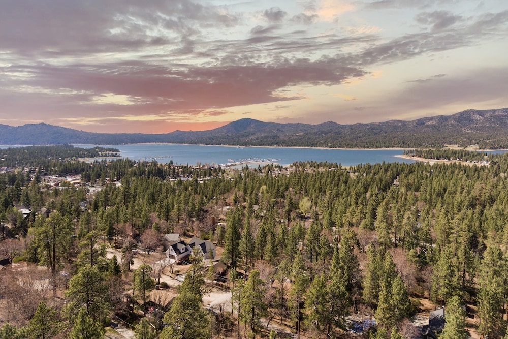Turtlebear by Avantstay Stunning Character Cabin w/ Entertainers Patio & Table Tennis!