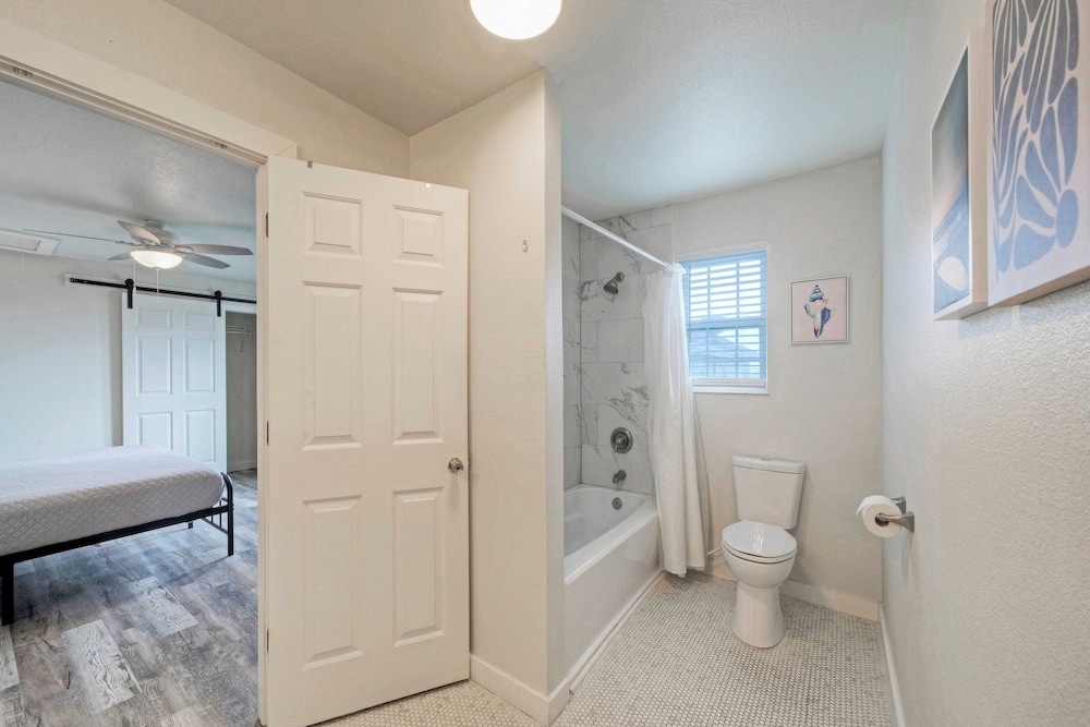 Near Beach & Dining in Golf Cart Zone + Private Balcony Salty Sunshine #B